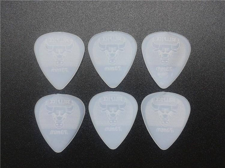 medium guitar picks for acoustic guitar (Anyfly) guitarmetrics